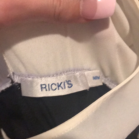 Black and white polyester and spandex dress. Size medium.With pockets.Above knee - Picture 5 of 5